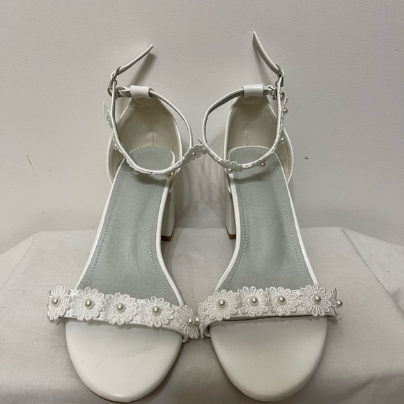 White sandals, size 7.5 - Picture 3 of 5